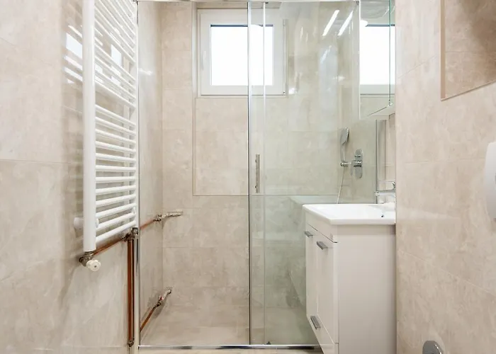 Lelas - Free Parking *